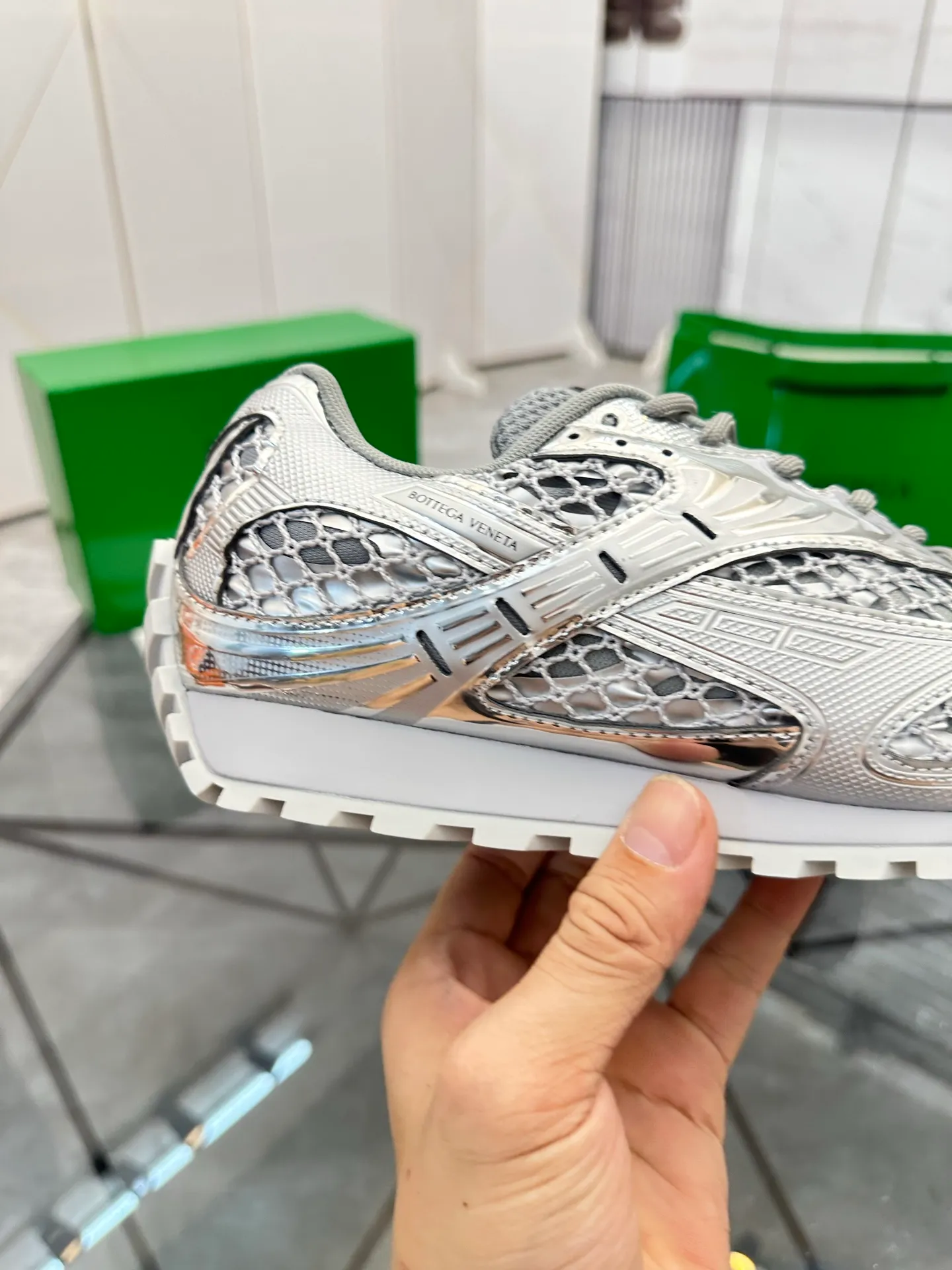 Factory men's shoes 💰: 620💰 (top version) BV Orbit sneakers Wang Yibo's same style couple's dad shoes Runner sneakers, made of lightweight technical mesh fabric. Matched with geometric pattern designed rubber outsole Wang Zha series high version Look for the package craftsmanship The actual height is much higher, but the legs are still slim. Very nice and playable and durable Matching to the standard 💯 Package shoe technology Look for the high version The outsole is made of color-blocked TPU outsole Women's model 35 36 37 38 39 40 41 (40 41 customized) Men's model 38 39 40 41 42 43 44 45. (Customized size 38 45.46) No. H345